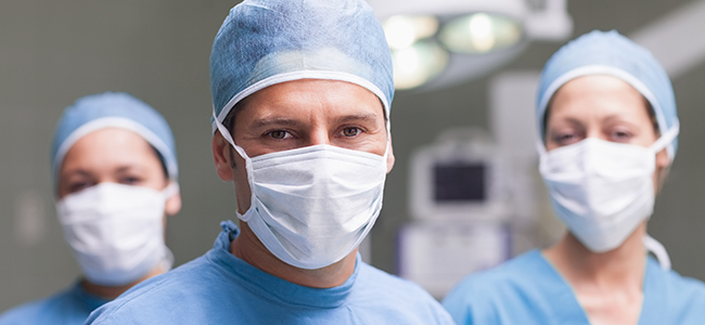 Ortopedista en una cirugía